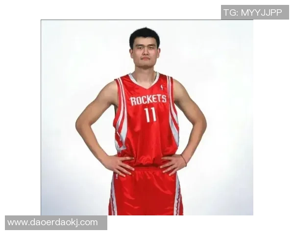 姚明在篮球场上的精彩瞬间展现了他独特的技术和无与伦比的实力