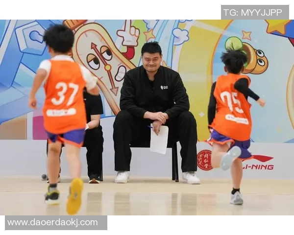 路人眼中姚明的传奇身影与篮球梦想的完美交融 路人眼中姚明的传奇身影与篮球梦想的完美交融